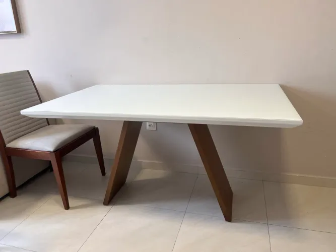Mesa em laka branca+vidro com pés madeira