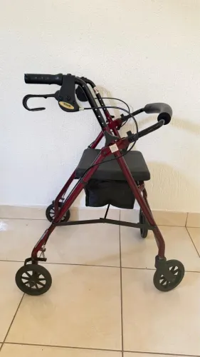 Andador Idoso Drive Medical (4 Rodas, Assento e Freio) - Ótimo Estado!