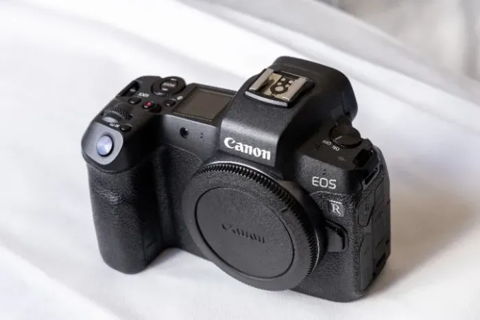 Canon EOS R - Fullframe - 30.3MP - Estado de Novo! - Excelente câmera para fotos e vídeos.