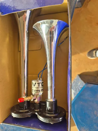 Vendo buzina 24 v com 2 cornetas e valvula eletropneumatica nova
