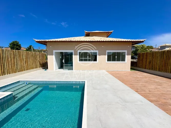 Casa a venda com piscina e 3 quartos em Búzios em condomínio com portaria 24hrs e estrutur