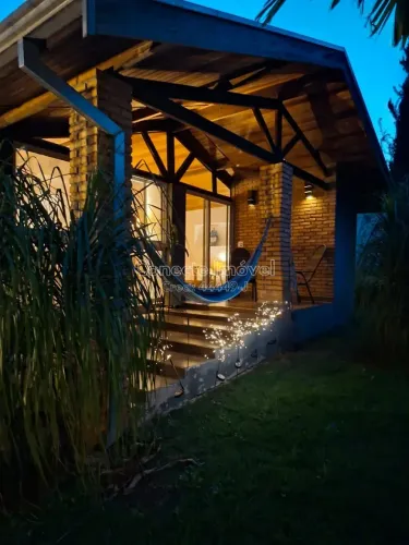 Chácara espaçosa com 1.250m² de terreno, casa com suíte e planejados, linda vista para o j