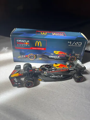 miniatura exclusiva do carro Oracle Red Bull Racing RB21, em parceria com o McDonald's