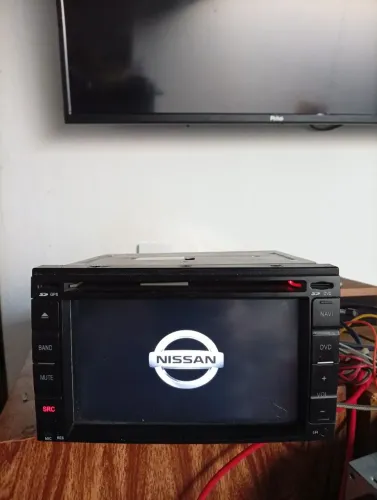 Rádio NISSAN , acompanha chicote, camara ré e controle.