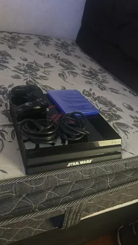 Ps4 pro versão Star Wars, versão americana com dois controles e desbloqueado com loja...