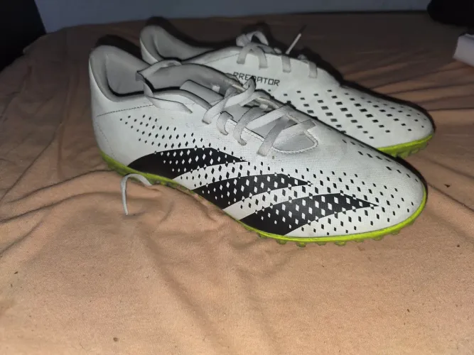 Chuteira adidas society