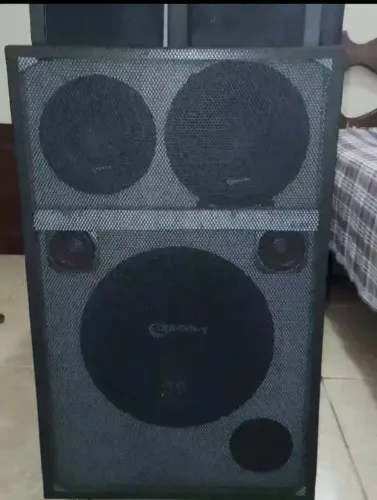 Caixa de som amplificada(brinde um microfone semi-novo com cabo de 3 metros e plug p10) 