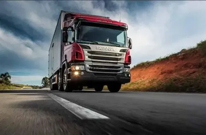 Motorista carreteiro disponível ou operador de escavadeira hidráulica