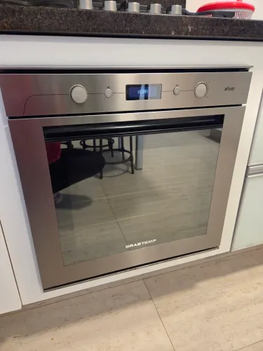 Forno eletrico 220v., em inox, medindo 0,60m x 0,60m, 84 litros