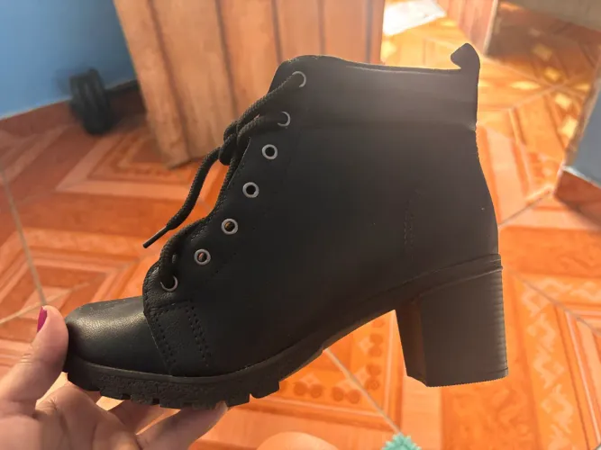 Botas feminina nova/estilosa