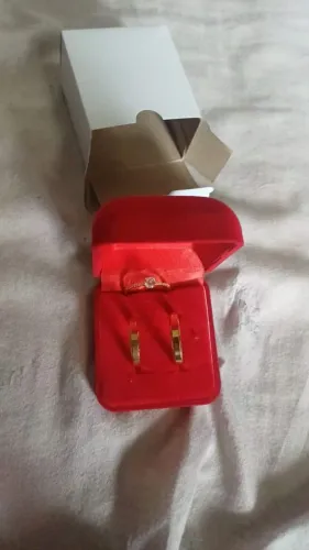 Alianças banhadas a ouro com solitário