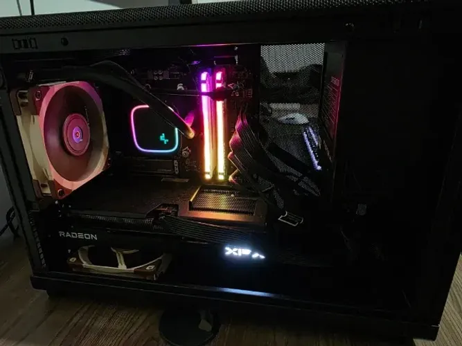 PC GAMER Ryzen 5 5600X + RX 9060 XT 16GB + MONITOR ALIENWARE 320Hz 25" FHD