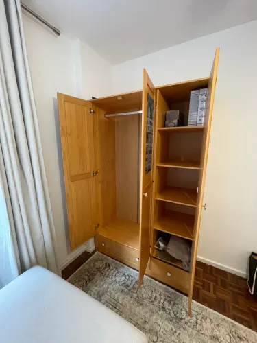 Guarda-Roupa Solteiro em Madeira Maciça - 3 Portas e 2 Gavetas (Excelente Estado)