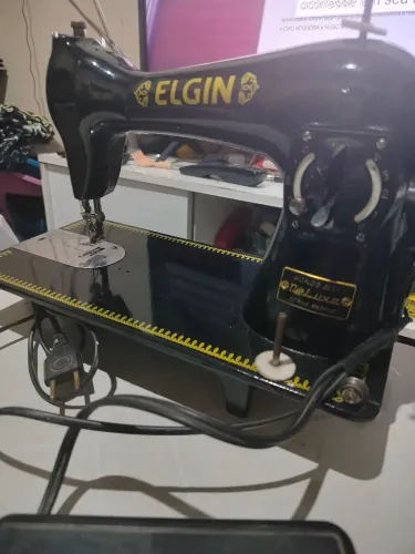 Máquina de costura Elgin