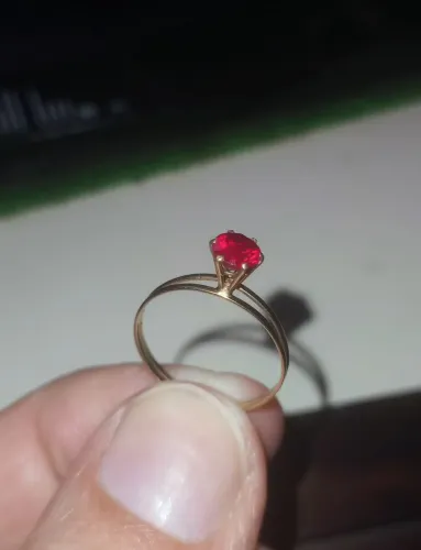 Anel em ouro 18k com pedra vermelha 
