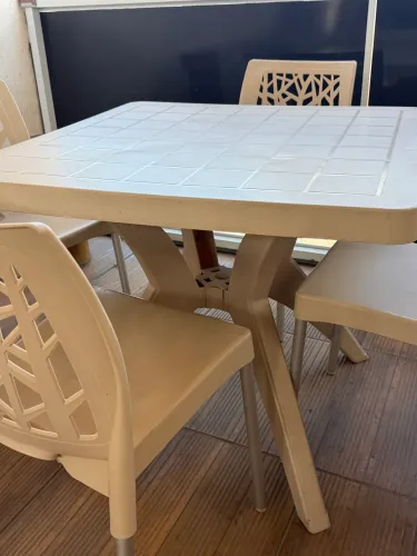 Mesa com 4 cadeiras