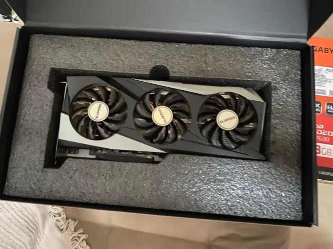 RADEON RX 7600 8GB