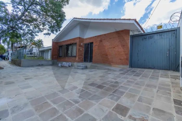 Casa comercial em excelente localização no bairro Três Figueiras, em região estratégica e