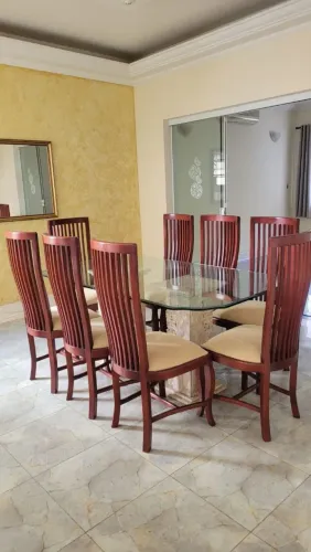 Mesa de jantar completa 1.80X1.00 acompanha 08 cadeiras. Pés de pedra. Tampo Vidro.