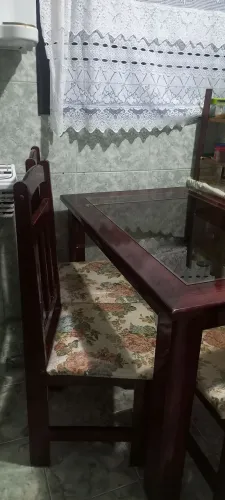 Mesa madeira tampo vidro com 4 cadeiras estofadas.