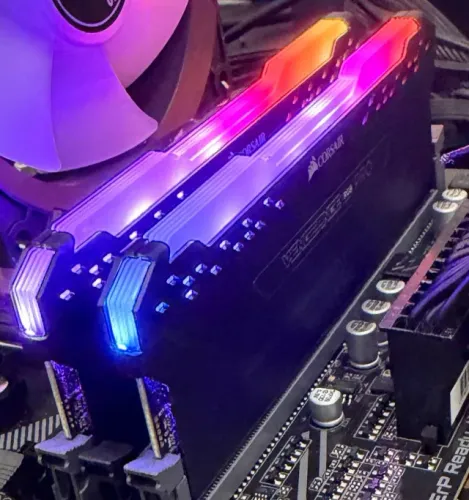 Kit Memórias DDR4 32gb(2x16)3000MHZ Corsair Vengeance Pro RGB- Loja física