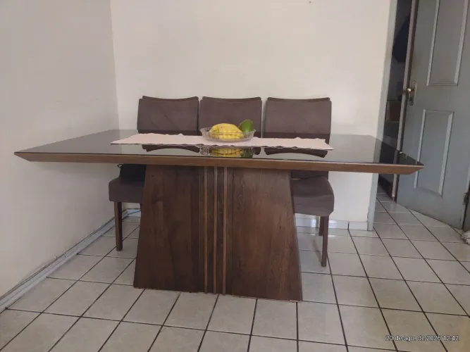 VENDO MESA COM TAMPO DE VIDRO E SEIS CADEIRAS