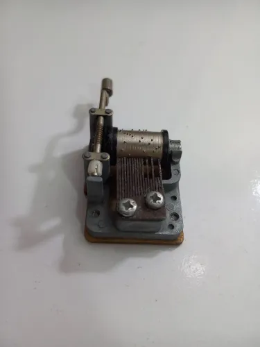 Mecanismo Antigo de Caixa de Música a Manivela - Peça Vintage para Artesanato e Restauro