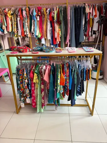 VENDE SE UM BALCÃO COM SUPORTE PARA ARARAS
