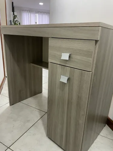 Escrivaninha usada com gaveta e porta