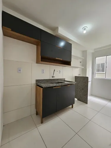 Apartamento térreo com quintal, planejados e ar condicionado no cond Florida 1, bairro Sim