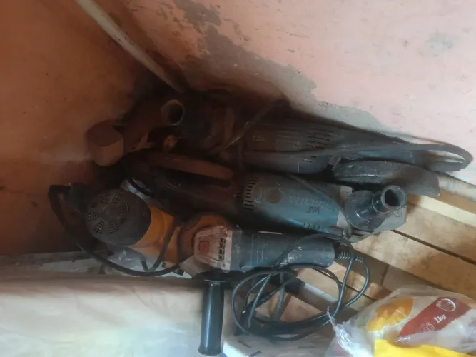 Vendo duas lixadeiras uma Bosch e uma da maquita de 7 polegadas e uma de 4/2 da Bosch 