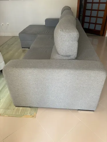 Sofá retrátil 3 lugares com chaise acoplada .