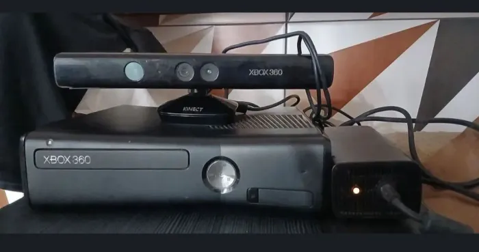 Xbox 360 Slim + Kinect + 3 jogos + 1 controle c/fio + 1 controle s/fio