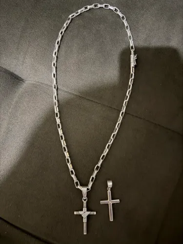 Cartier de prata grossa com 2 crucifixos rara de achar usada 2 vezes