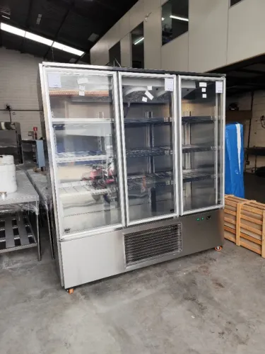 Expositor vertical para congelados em aço inox, 3 portas, até -18°C
