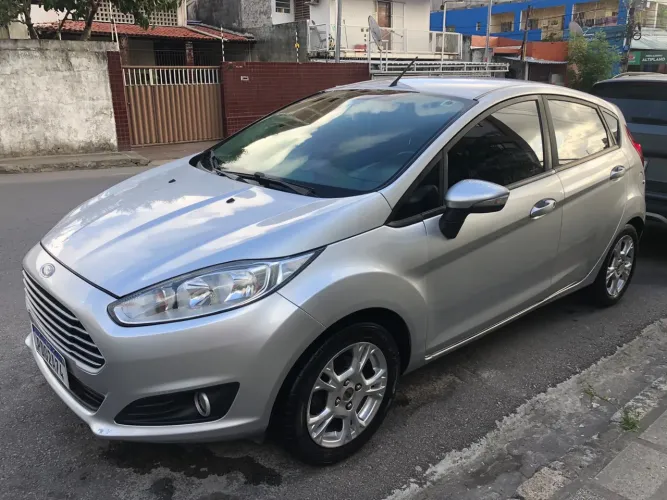 Ford Fiesta 1.6 16V Flex Aut. 5P 2015