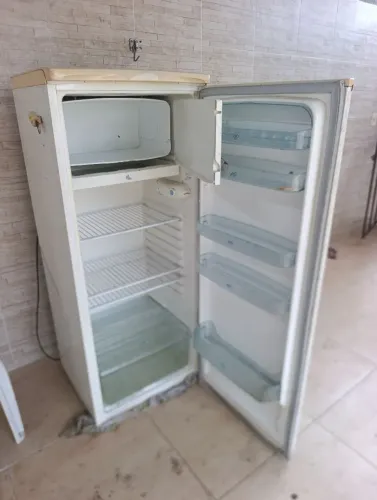 Vendo Geladeira está funcionando perfeitamente, só está com gaveta e bandeja quebrados . 