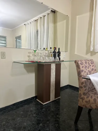 Mesa de vidro com 6 cadeiras e aparador de vidro