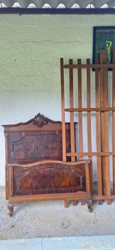 Cama solteiro madeira bem antiga