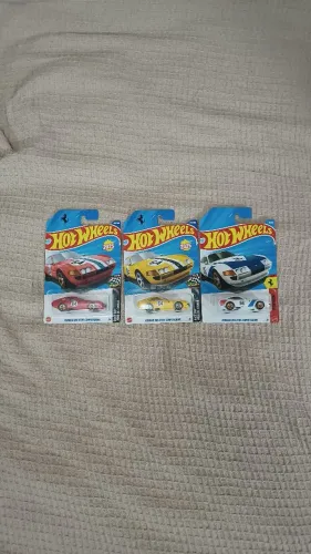 Lote com 3 miniaturas da Ferrari 365 Hotwheels