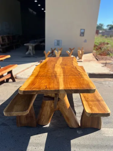 Mesa de madeira maciça