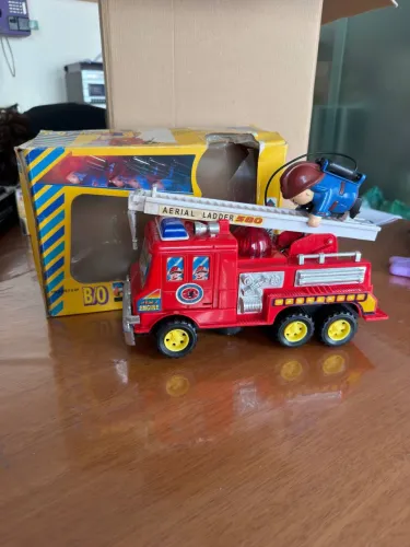 Caminhão de bombeiros anos 90 luz e som funcionando mas não anda