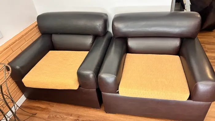 Par de Poltronas em Couro Legítimo
