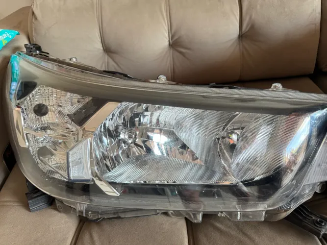 Par de farois originais Toyota Hilux SRV 2021 a 2025. Estado de zero