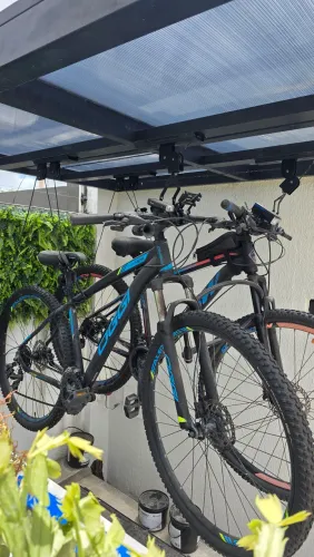 Dupla de Bikes MTB Oggi HDS + KSW XLT Aro 29 - Usadas (Com Pneus Originais e Acessórios)