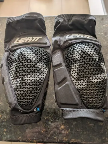 Joelheira Leatt Airflex (tamanho P) nova