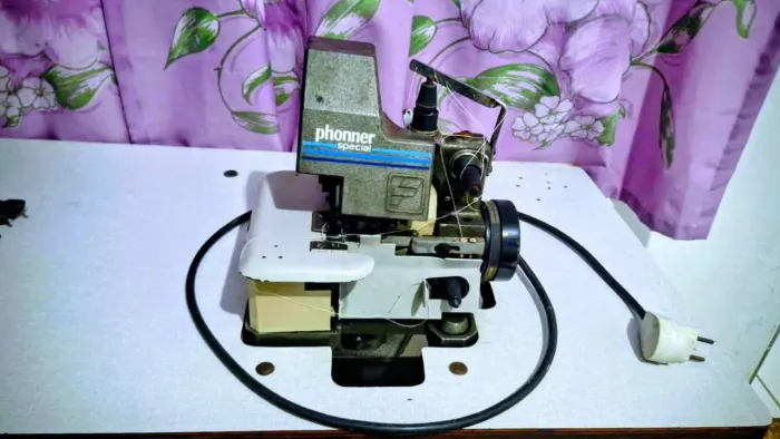 2 Máquinas de costura overlock / colarete