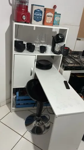 Mesa de cabeceira, nicho de banheiro e armário com mesa embutida 