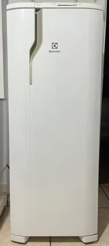 Geladeira Electrolux Degelo Prático 240 Litros RE31 110v estado de nova