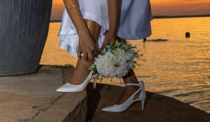 Scarpin branco com laço, salto 7cm